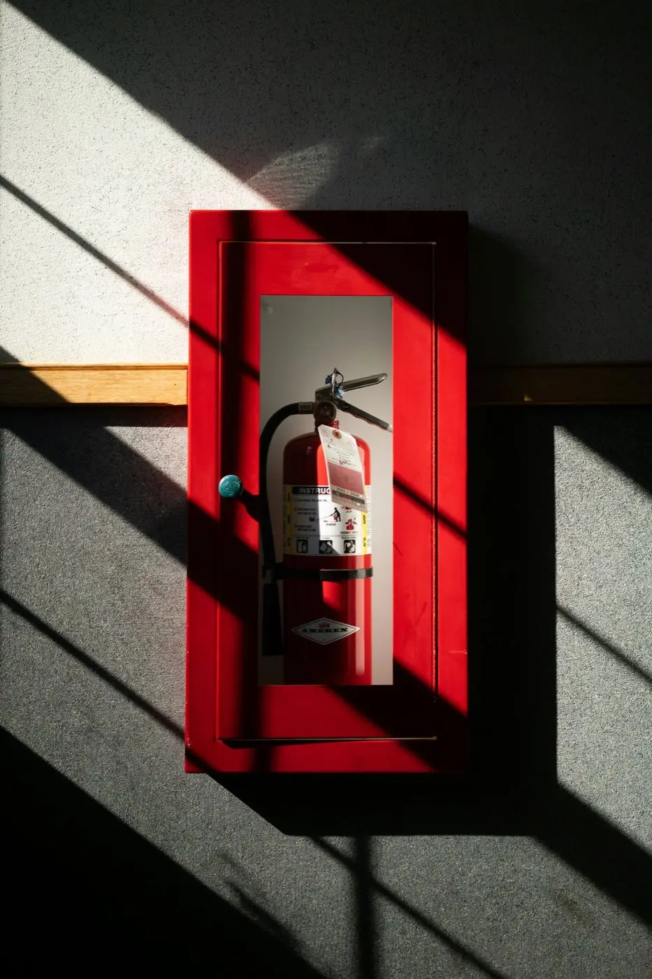 Feuerlöscher in einem Wandschrank